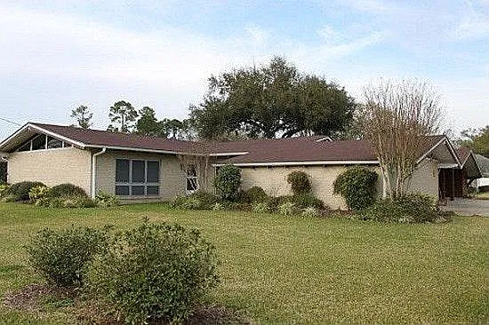 212 Wildwood Dr — Photo 1