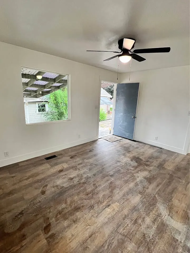 2 bed, 700 sqft, $1,050 — Photo 1