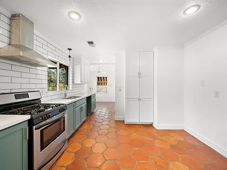 215 Fairbanks St — Photo 12