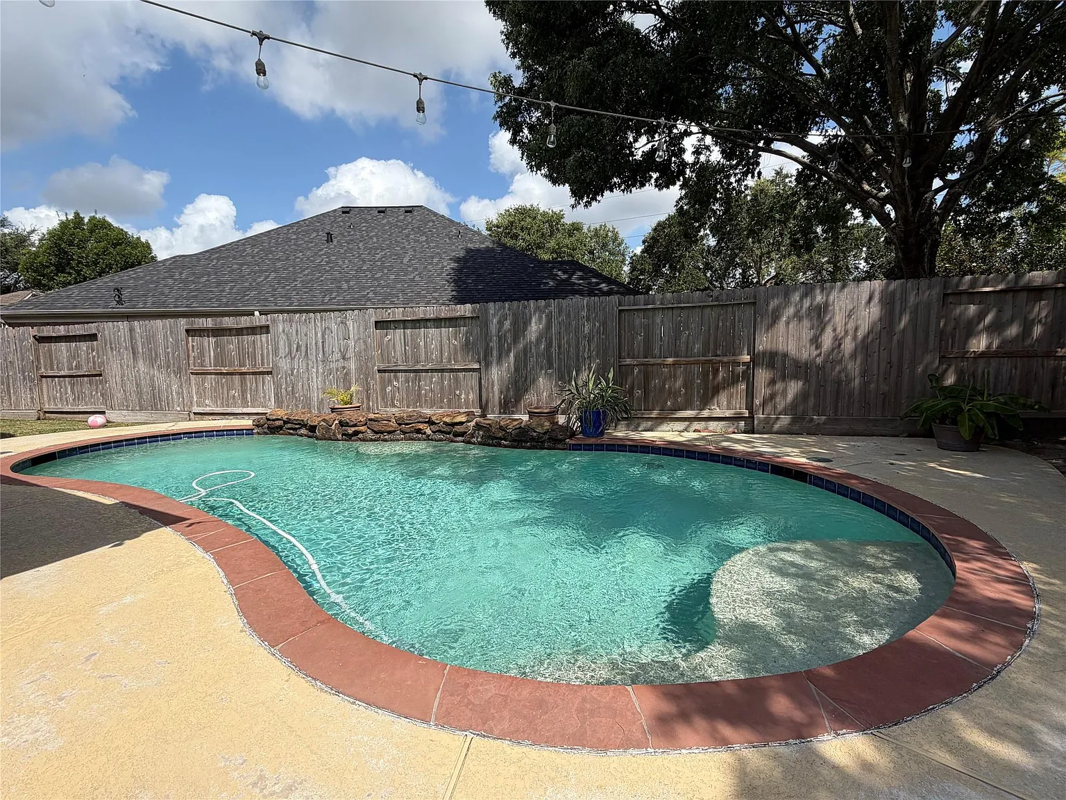 4 bed, 2.5 bath, 2800 sqft, $2,700 — Photo 2