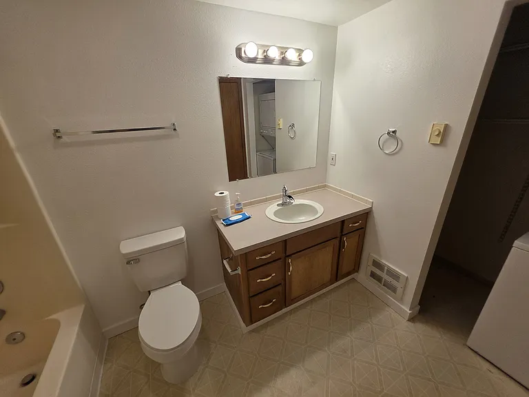105 E 8th St #1 — Photo 8