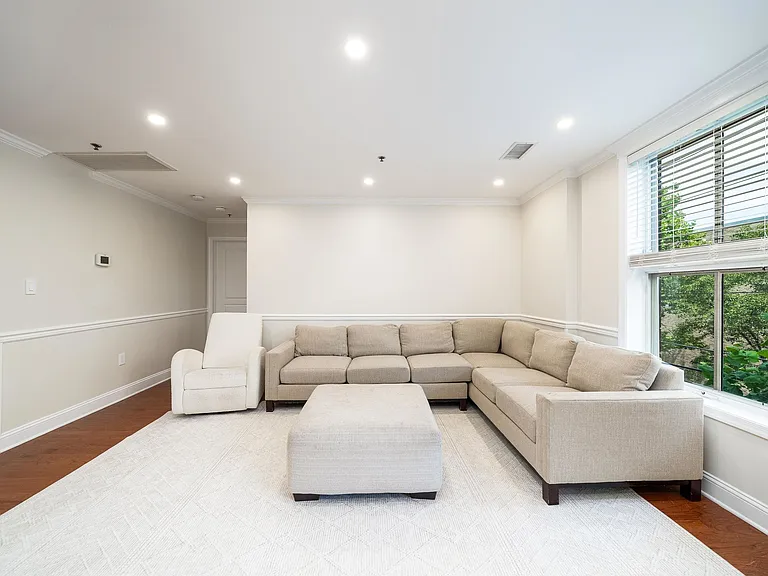 812 Grand St #314 — Photo 9