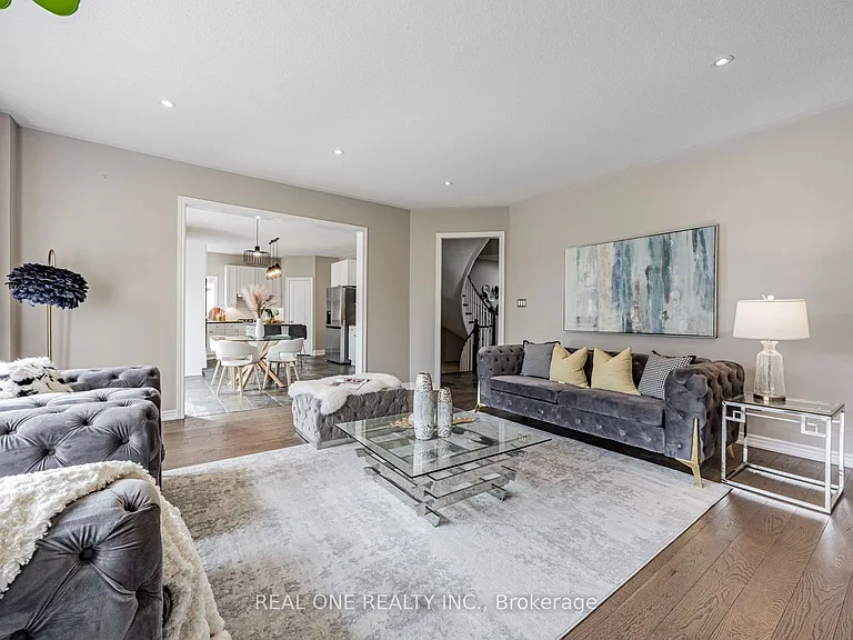 51 Hanson Cres — Photo 17