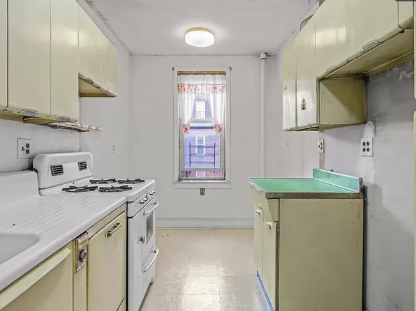 43-10 48th Avenue image 6 of 12