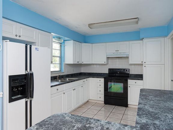 2nd image of 977 Sarazen Dr