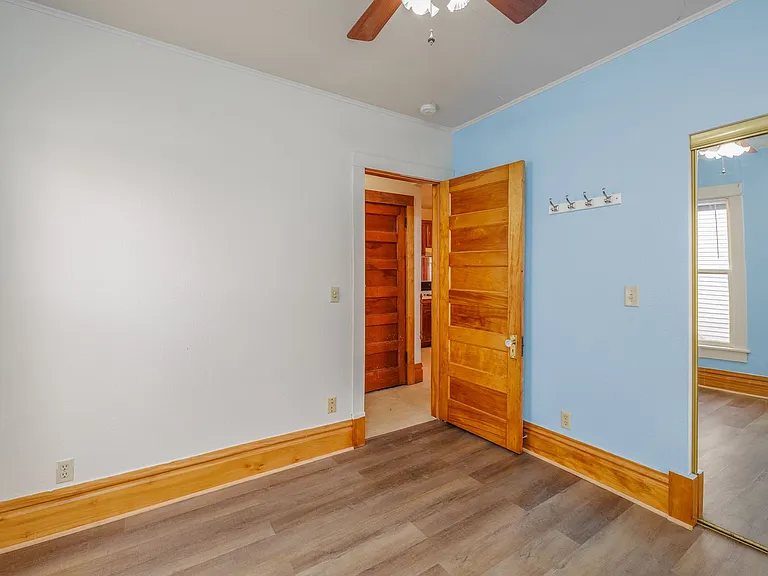 547 Jefferson St — Photo 3