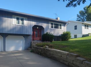 3632 Lynbrook Dr NE, Cedar Rapids, IA 52402