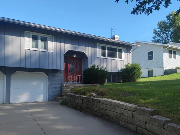 3632 Lynbrook Dr NE, Cedar Rapids, IA 52402