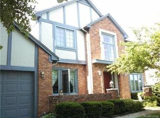 2712 Broadmoor Dr, Rochester Hills, MI 48309