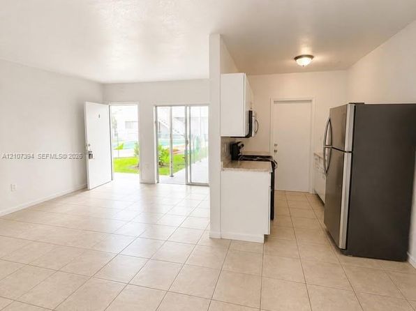 1951 NE 167th St APT 3
