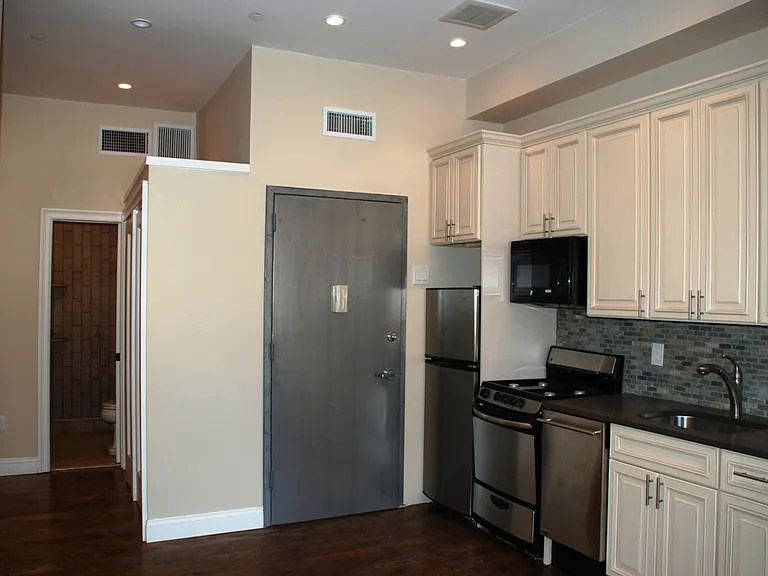 945 2nd Ave #3 — Photo 3