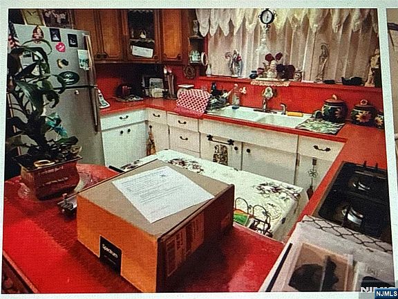 3rd image of 235 Cliff St