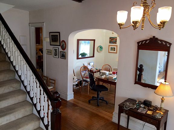 Foyer looking to Dining Rm