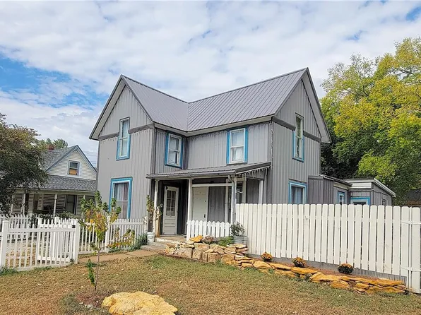 141 W 7th Ave, Garnett, KS 66032