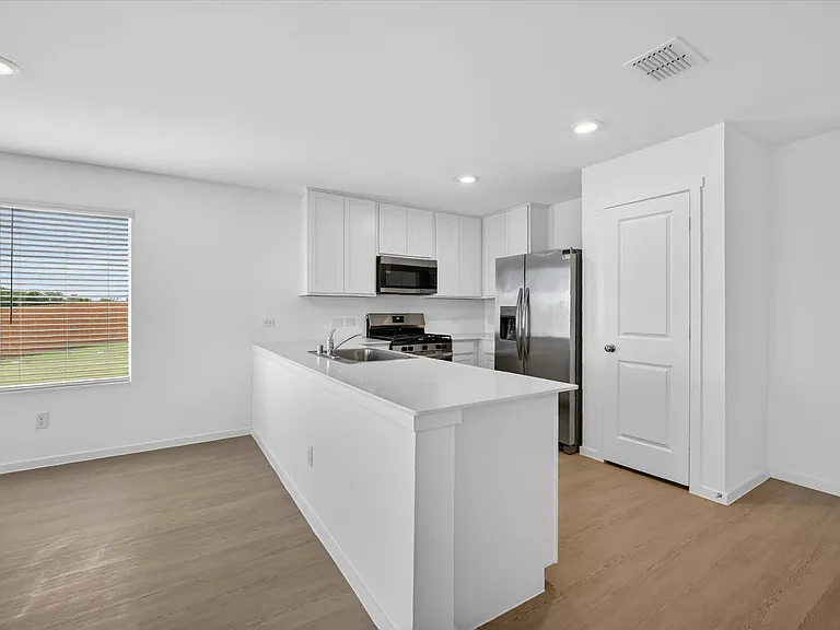 3703 Longleaf Dr — Photo 5