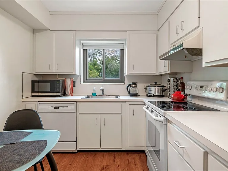 41 Centre St #305 — Photo 9