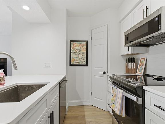 5th image of 1000 W Horatio St APT 218