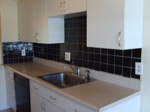 KITCHEN-NO DOME CEILING