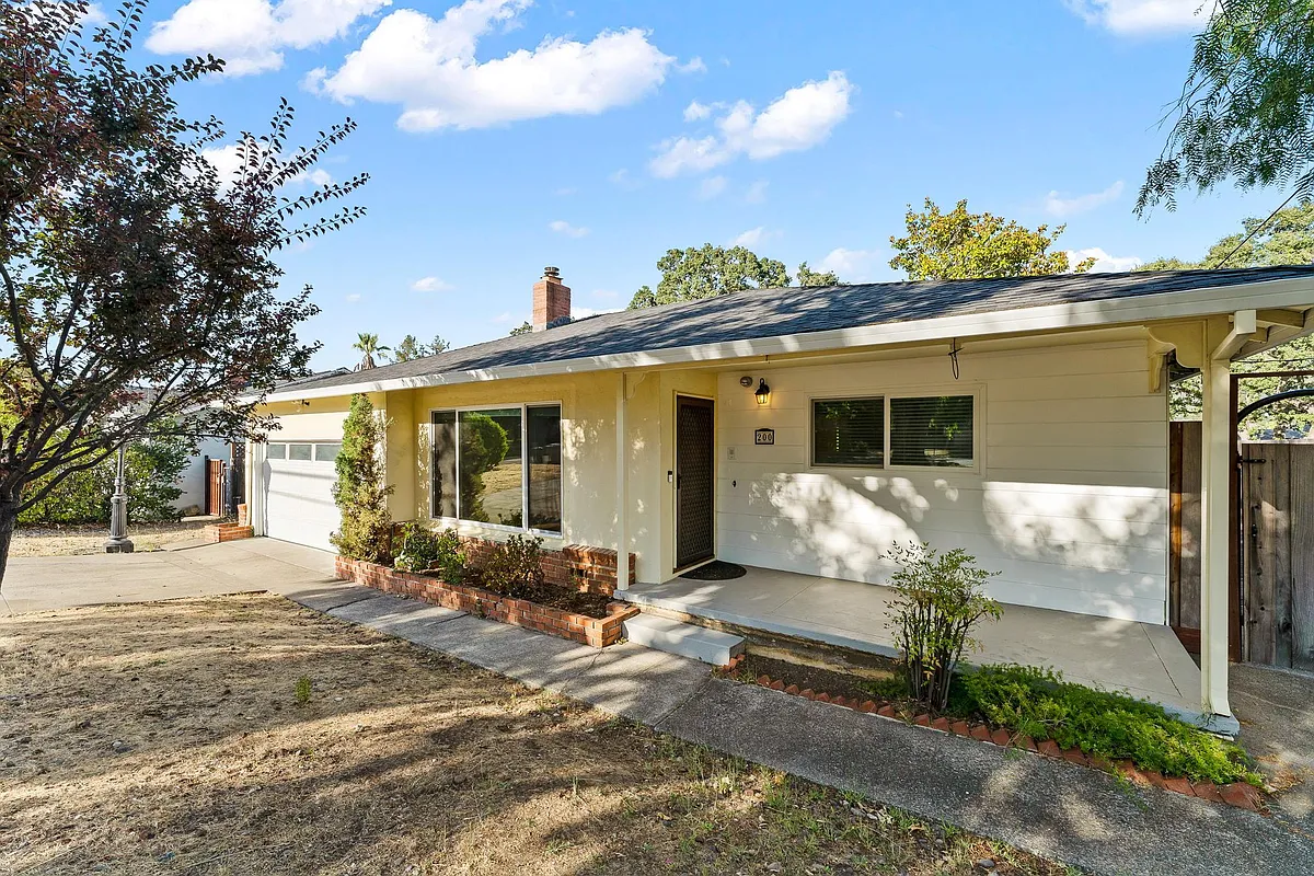 Building Photo - 200 Los Ranchitos Rd