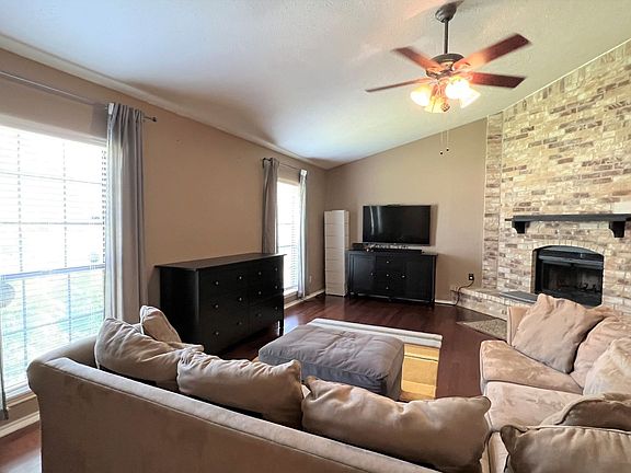 2nd image of 2609 Jenny Ln