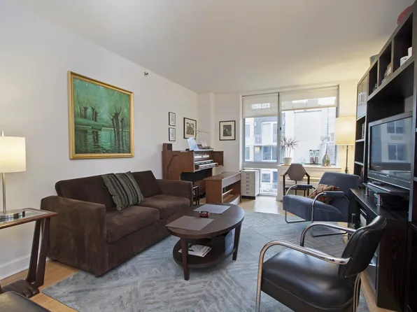 505 W 47th St #6D, New York, NY 10036