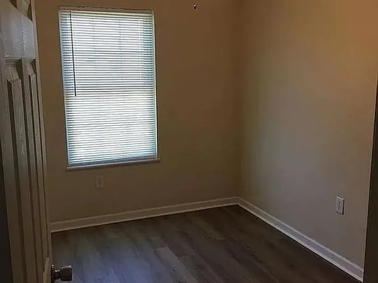 820 Catherine St — Photo 13