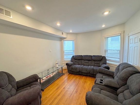 4th image of 1150 Bennington St #1