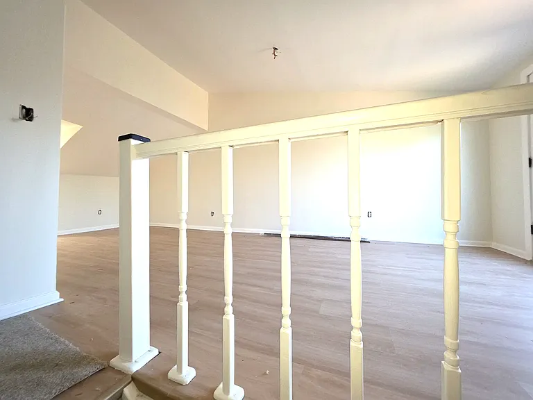 407 E Carson St — Photo 17