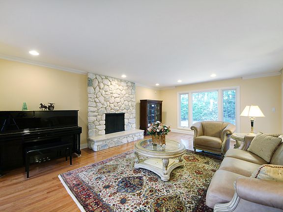 4th image of 472 Long Hill Dr