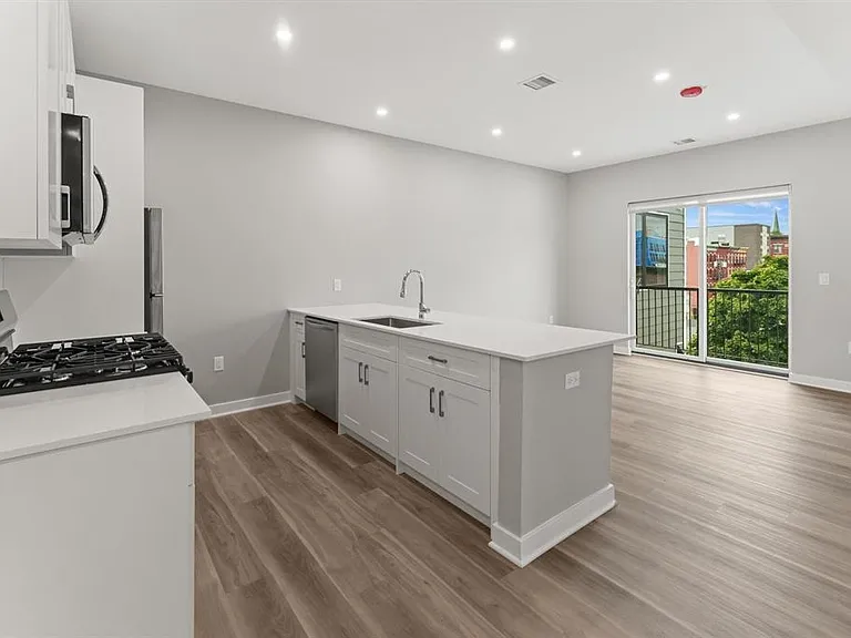 475 Communipaw Ave #401 — Photo 6