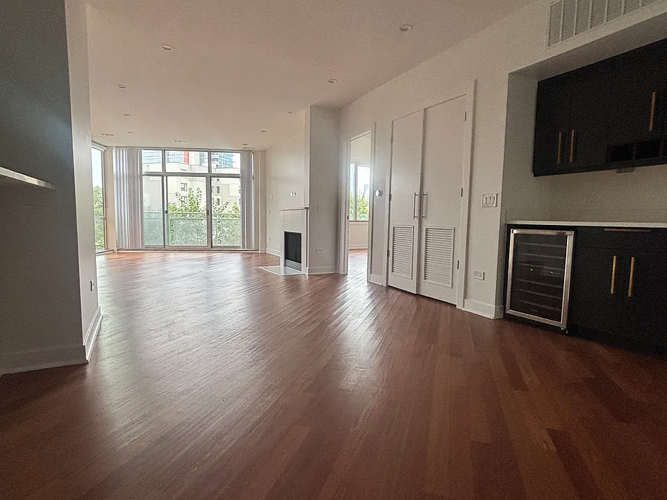 900 W Hubbard St #104