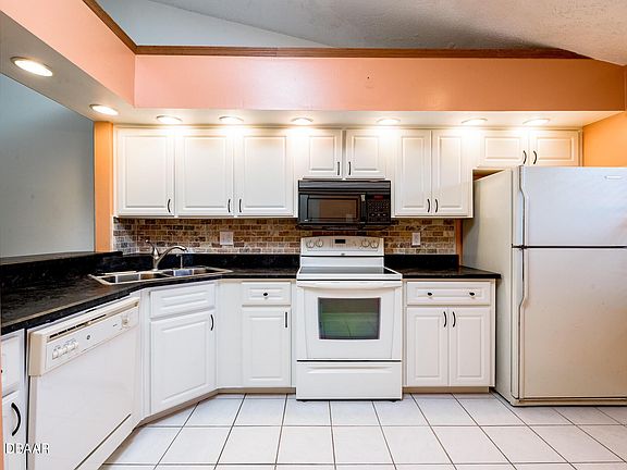 4th image of 942 Windridge Ct APT B