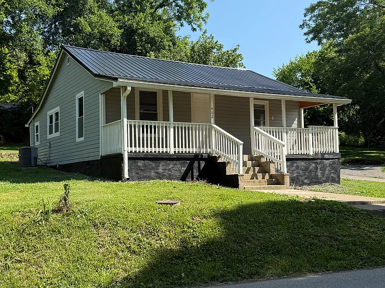402 Myers Rd — Photo 1