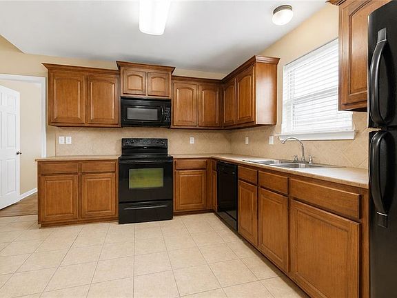4th image of 15500 Oakstone Dr
