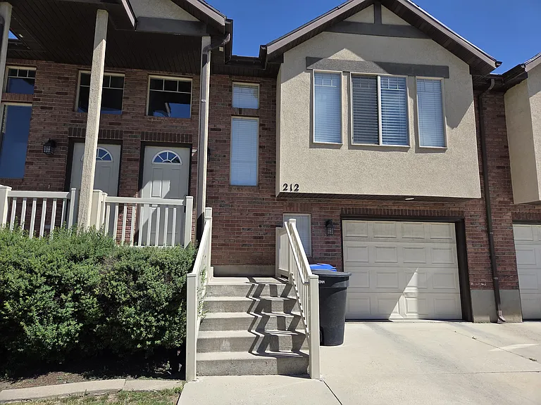 212 W Lyman Ln — Photo 1