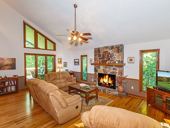Great Room w/ Hardwood Floor