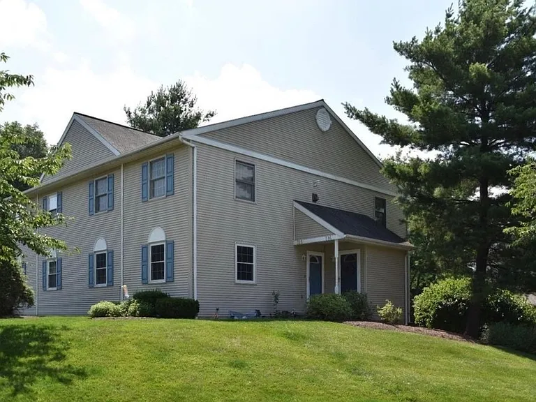 516 Maplewood Ave — Photo 2