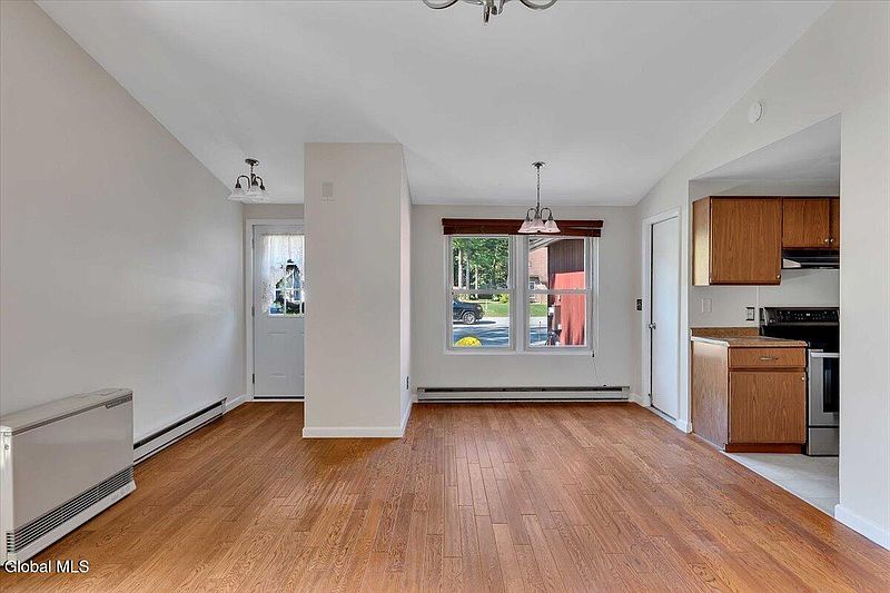 4th image of 127 Arrow Wood Place