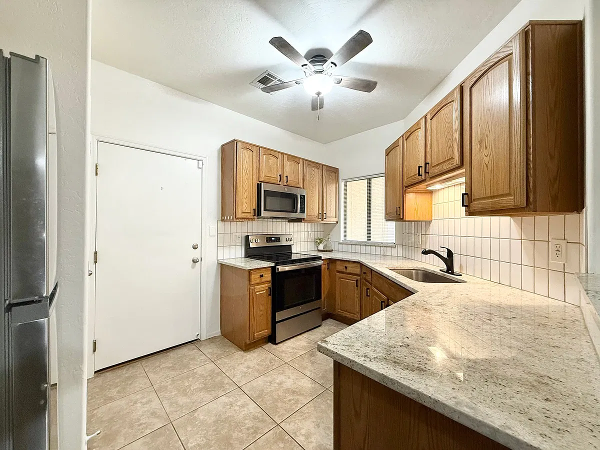2 bed, 2.5 bath, 1245 sqft, $1,800 — Photo 3