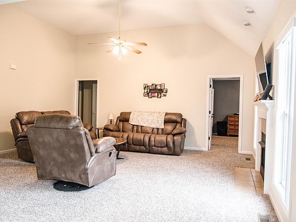 4th image of 3676 Fieldstone Dr