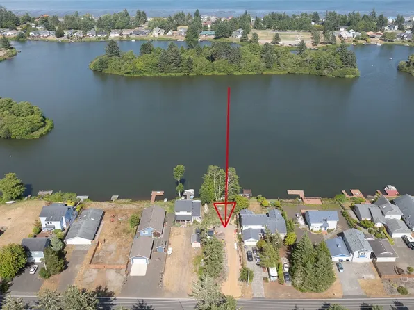 544 Mt Olympus Avenue SE, Ocean Shores, WA 98569