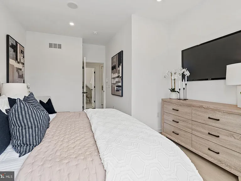 2209 Montrose St — Photo 17