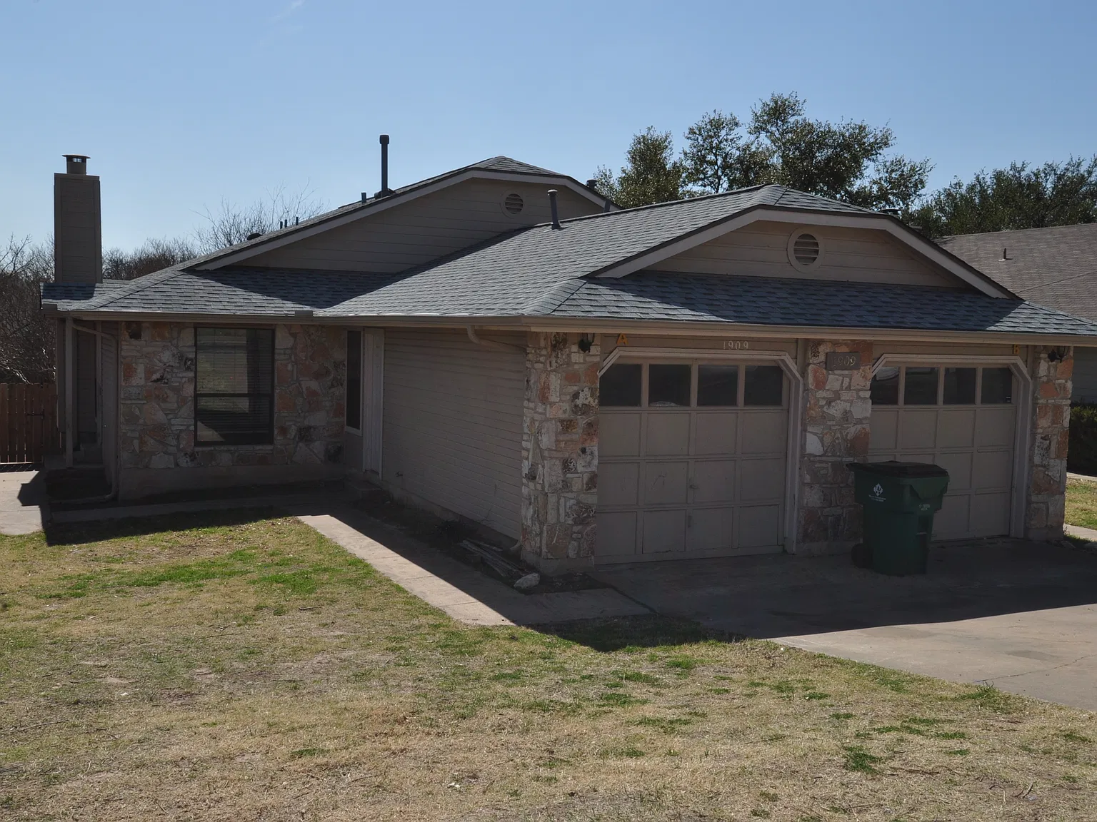 3 bed, 968 sqft, $1,350 — Photo 1