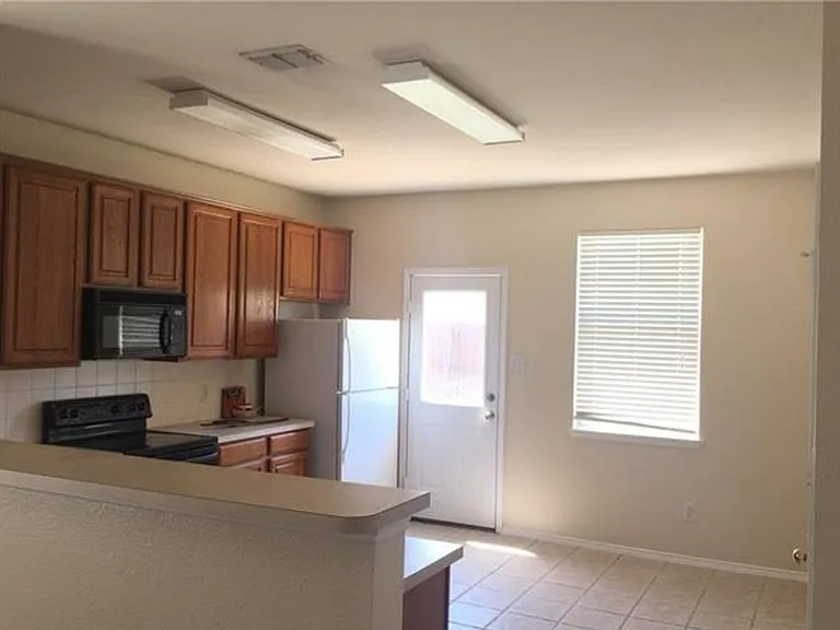 2204 Hickory Dr — Photo 7