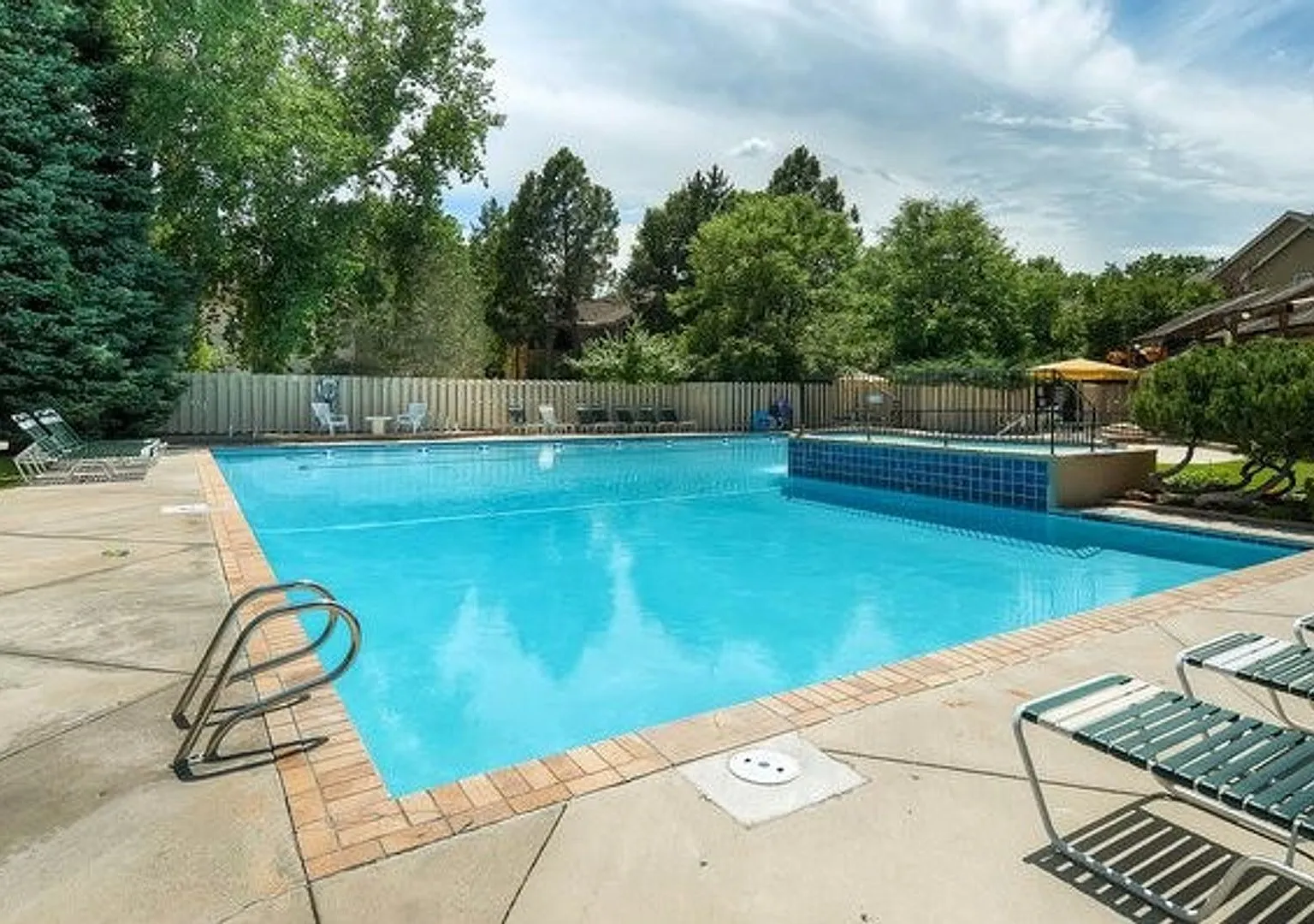 Sunny 1+ Bedroom Apartment For Rent In Gunbarrel — Photo 3