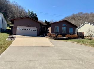 1898 Great River Rd, Lansing, IA 52151