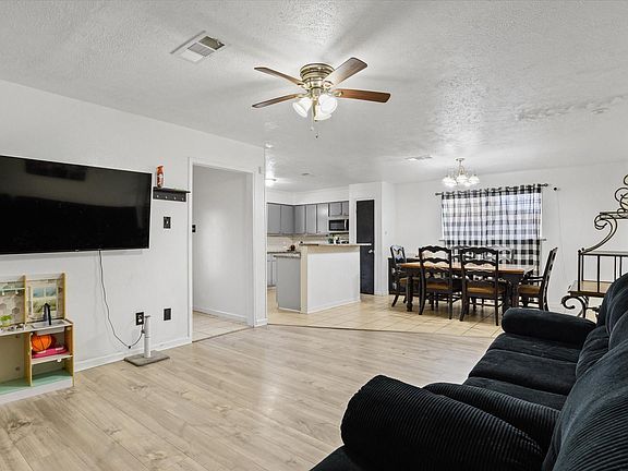 3rd image of 371 Somerset Ct