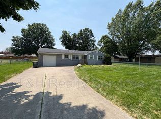 909 Essex Dr, Anderson, IN 46013