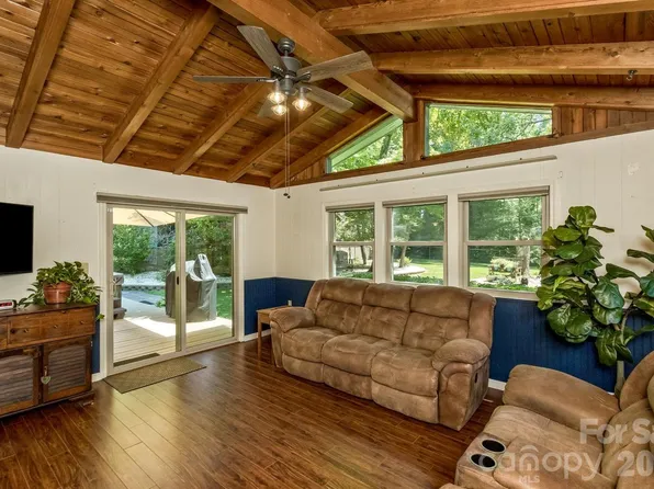 29 S Greenwood Forest Dr, Etowah, NC 28729