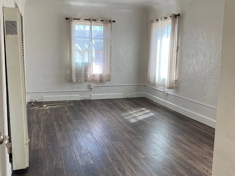 824 E Main St — Photo 3